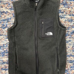 The North Face Men's Black Fleece Vest